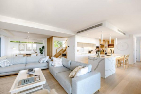 The Hamptons Lake House - Noosa Heads Luxury House